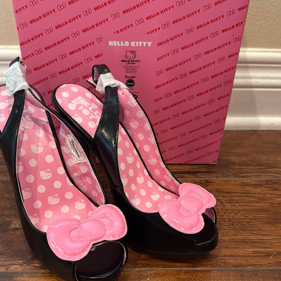 New Hello Kitty Black and Pink Heels Bow, Size 6, Vintage Rare! - Picture 8 of 10